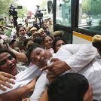 217 कांग्रेस कार्यकर्ताओं को दिल्ली पुलिस ने हिरासत में लेकर रिहा किया 