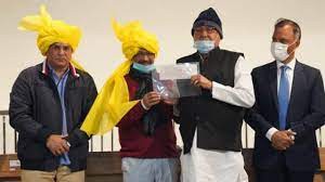 केजरीवाल ने बेमौसम बारिश से खराब हुई फसल के किसानों को मुआवजा के चेक सौंपे केजरीवाल ने बेमौसम बारिश से खराब हुई फसल के किसानों को मुआवजा के चेक सौंपे