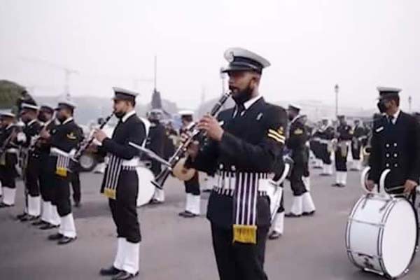 गणतंत्र दिवस की रिहर्सल में नेवी के जवानों ने बजाई 'मोनिकाओ माई डार्लिंग' की धुन गणतंत्र दिवस की रिहर्सल में नेवी के जवानों ने बजाई 'मोनिकाओ माई डार्लिंग' की धुन