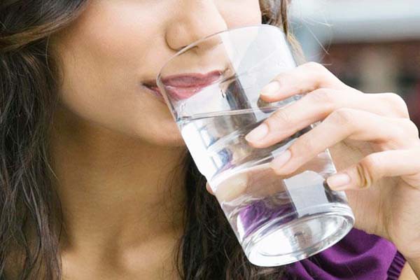 गर्म पानी हमारे शरीर को करता है विषैले-तत्वों से मुक्त   -गर्म पानी पीने से मिलते हैं कई फायदे