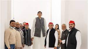 देश के सबसे लंबे शख्स धर्मेंद्र ने थमा सपा का दामन, लंबाई 8 फीट 2 इंच देश के सबसे लंबे शख्स धर्मेंद्र ने थमा सपा का दामन, लंबाई 8 फीट 2 इंच
