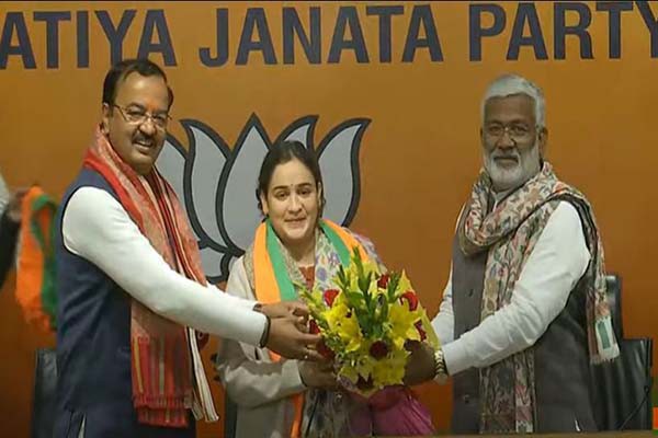 मुलायम की बहु अपर्णा भाजपा में शामिल -लगातार दूसरे चुनाव में परिवार में बिखराव से सपा की स्थिति हुई कमजोर -लखनऊ कैंट विस सीट से बीजेपी का टिकट अपर्णा के खाते में जाने की उम्मीद मुलायम की बहु अपर्णा भाजपा में शामिल -लगातार दूसरे चुनाव में परिवार में बिखराव से सपा की स्थिति हुई कमजोर -लखनऊ कैंट विस सीट से बीजेपी का टिकट अपर्णा के खाते में जाने की उम्मीद