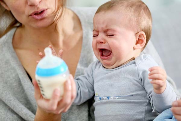 मां के स्तन से नहीं निकल रहा दूध, अमेरिका में फॉर्मूला दूध को भी तरस रहे शिशु