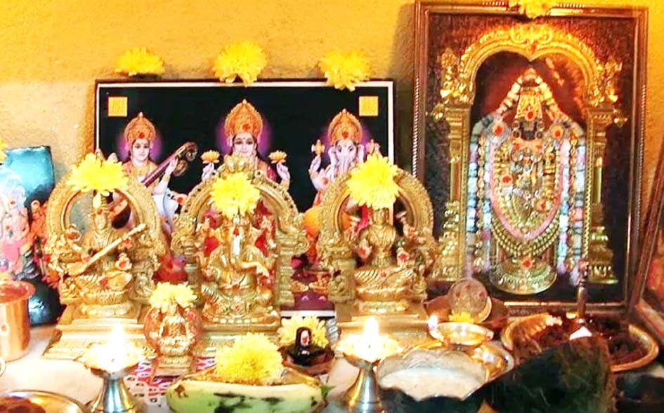 घर में मूर्तियां रखने से पहले जान लें ये परंपरा घर में मूर्तियां रखने से पहले जान लें ये परंपरा