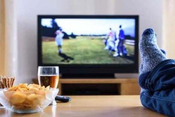 टीवी देखते समय स्नैक्स खाना बना सकता है बीमार  