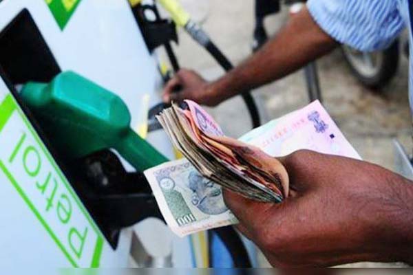पेट्रोल और डीजल की कीमतें लगातार दूसरे दिन 80 पैसे बढ़ी - दिल्ली में पेट्रोल 97.01 रुपए और डीजल 88.27 रुपए प्रति लीटर पेट्रोल और डीजल की कीमतें लगातार दूसरे दिन 80 पैसे बढ़ी - दिल्ली में पेट्रोल 97.01 रुपए और डीजल 88.27 रुपए प्रति लीटर