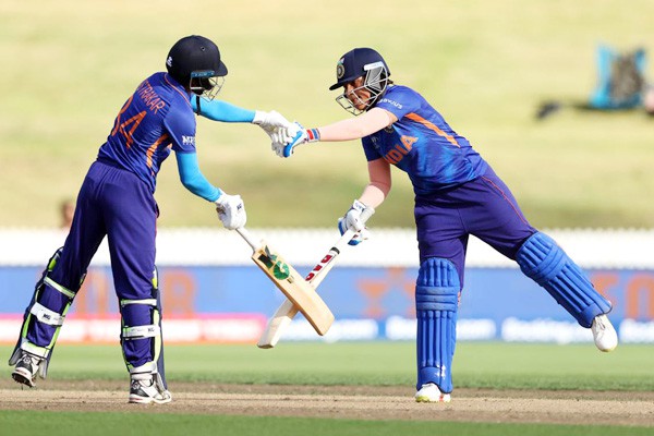 महिला विश्व कप :  भारतीय टीम ने बांग्लादेश को 230 रनों का लक्ष्य दिया 
