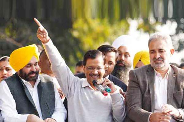 दिल्ली के बाद पंजाब पहुंचा केजरीवाल का विजय रथ, राहुल-प्रियंका की मुश्किलें और बढ़ीं दिल्ली के बाद पंजाब पहुंचा केजरीवाल का विजय रथ, राहुल-प्रियंका की मुश्किलें और बढ़ीं