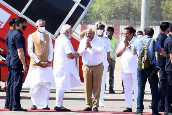 दो दिवसीय गुजरात दौरे पर पहुंचे पीएम मोदी, एयरपोर्ट से भाजपा मुख्यालय तक रोड शो दो दिवसीय गुजरात दौरे पर पहुंचे पीएम मोदी, एयरपोर्ट से भाजपा मुख्यालय तक रोड शो