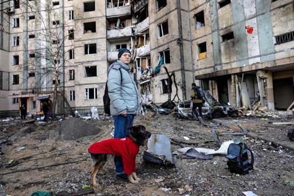 युद्धग्रस्त यूक्रेन में रूस की बमबारी से लोग बेहाल, 1 करोड़ से अधिक विस्थापित पलायन को मजबूर