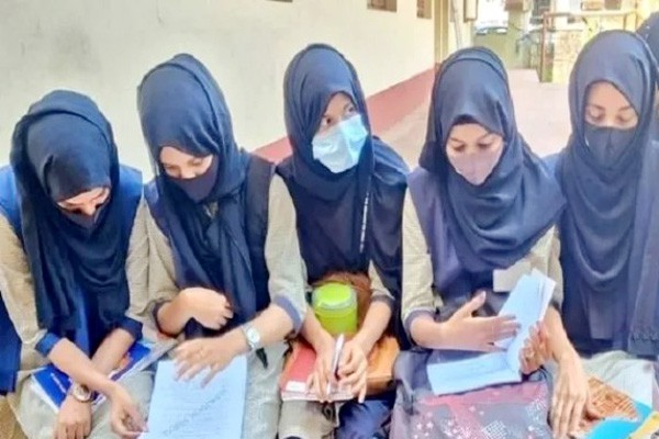 छात्राओं को यूनिफॉर्म के रंग का हिजाब पहनकर परीक्षा देने की मिले इजाजत