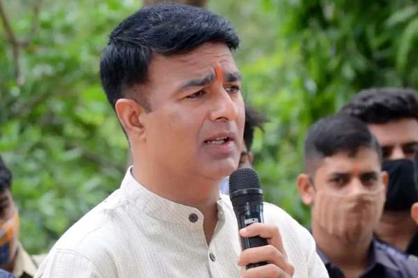 शपथ ग्रहण के बाद बाबा का बुलडोजर और सोम का डंडा दोनों चलेगा शपथ ग्रहण के बाद बाबा का बुलडोजर और सोम का डंडा दोनों चलेगा