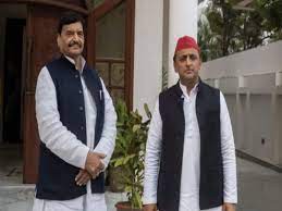 अखिलेश यादव और शिवपाल के बीच फिर पड़ गई फूट अखिलेश यादव और शिवपाल के बीच फिर पड़ गई फूट