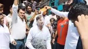 सफाईकर्मी बन नाले में उतर गए आप पार्षद फिर दूध से नहाते दिखे सफाईकर्मी बन नाले में उतर गए आप पार्षद फिर दूध से नहाते दिखे
