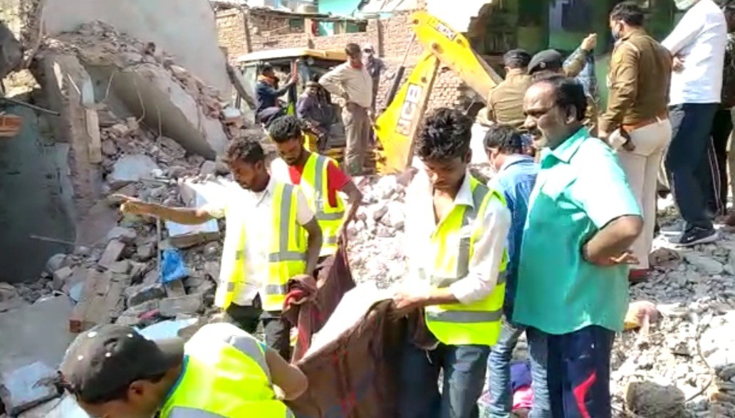 बम विस्फोट से 11 की मौत ! 11 घायल ! SSP ने की पुष्टि ,CM ने दिये जाँच के निर्देश .. बम विस्फोट से 11 की मौत ! 11 घायल ! SSP ने की पुष्टि ,CM ने दिये जाँच के निर्देश ..