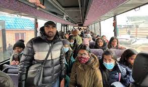 बुखारेस्ट से भारतीयों और विदेशियों को लेकर हिंडन पहुंचा भारतीय वायु सेना का विमान बुखारेस्ट से भारतीयों और विदेशियों को लेकर हिंडन पहुंचा भारतीय वायु सेना का विमान