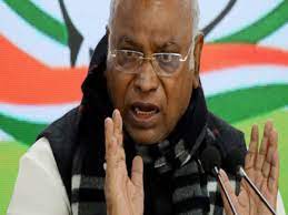 पांच राज्यों में हार के लिए गांधी परिवार नहीं है जिम्मेदार सोनिया के इस्तीफे का सवाल ही नहीं : मल्लिकार्जुन खड़गे पांच राज्यों में हार के लिए गांधी परिवार नहीं है जिम्मेदार सोनिया के इस्तीफे का सवाल ही नहीं : मल्लिकार्जुन खड़गे