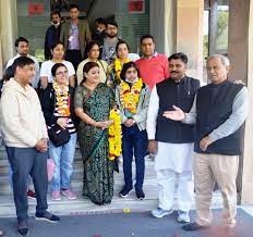 यूक्रेन में फंसे हुए स्टूडेंट्स के दिल्ली पहुंचने पर राजस्थान के 3 मंत्रियों ने किया एयरपोर्ट पर रिसीव वतन पहुंचने पर स्टूडेंट्स के खिले चेहरे यूक्रेन में फंसे हुए स्टूडेंट्स के दिल्ली पहुंचने पर राजस्थान के 3 मंत्रियों ने किया एयरपोर्ट पर रिसीव वतन पहुंचने पर स्टूडेंट्स के खिले चेहरे