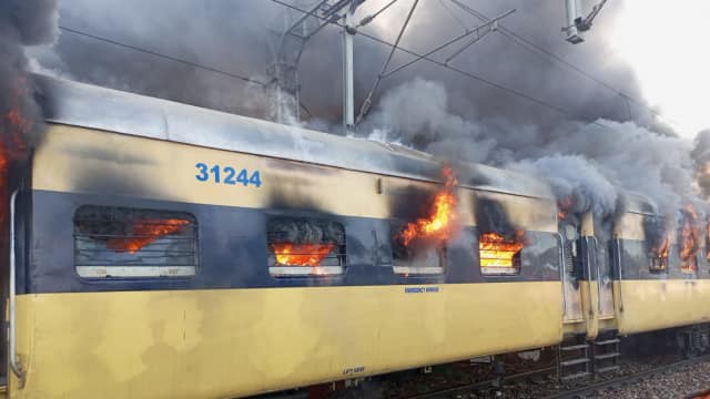 सहारनपुर से दिल्ली जा रही पैसेंजर ट्रेन में लगी आग इंजन सहित दो डब्बे हुए जलकर राख सहारनपुर से दिल्ली जा रही पैसेंजर ट्रेन में लगी आग इंजन सहित दो डब्बे हुए जलकर राख