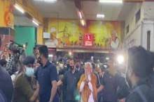 जनसभा के बाद रात में वाराणसी कैंट रेलवे स्टेशन जा पहुंचे पीएम मोदी, दुकानदारों से पूछा हालचाल जनसभा के बाद रात में वाराणसी कैंट रेलवे स्टेशन जा पहुंचे पीएम मोदी, दुकानदारों से पूछा हालचाल