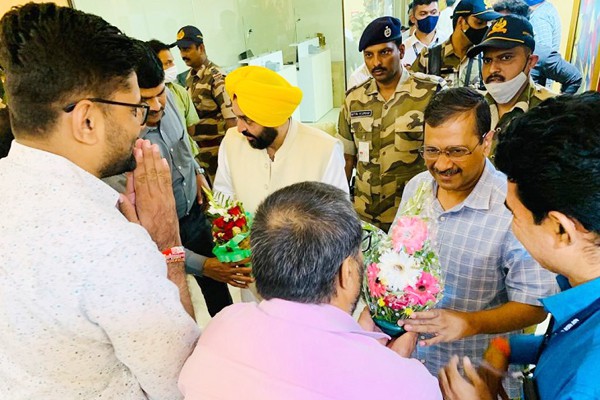 दिल्ली और पंजाब के बाद अब गुजरात फतह की तैयारी, केजरीवाल और मान पहुंचे अहमदाबाद