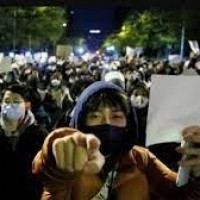  चीन में तानाशाही सरकार के खिलाफ आंदोलन में बदला लॉकडाउन का गुस्सा - चीन में बड़े पैमाने पर लोग सरकार के खिलाफ कर रहे प्रदर्शन 