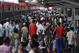 घर लौटने की चाहत दिल्ली स्टेशन पर यात्रियों की बढ़ी भीड़