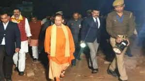 योगी आधी रात को टॉर्च की रोशनी में वाराणसी का दौरा करने पहुंचे योगी आधी रात को टॉर्च की रोशनी में वाराणसी का दौरा करने पहुंचे