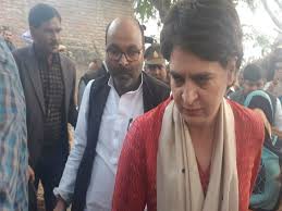 उन्नाव रेप केस पीड़िता की मौत, परिजनों से प्रियंका गांधी ने की मुलाकात उन्नाव रेप केस पीड़िता की मौत, परिजनों से प्रियंका गांधी ने की मुलाकात