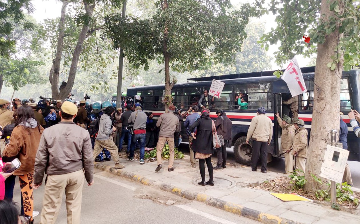 दिल्ली के मंडी हाउस नागरिकता संशोधन कानून और नेशनल रजिस्टर फॉर सिटिजनशिप के खिलाफ प्रदर्शन कर रहे लोगों को पुलिस गिरफ्तार कर पुलिस गाडी में बैठाते हुए। दिल्ली के मंडी हाउस नागरिकता संशोधन कानून और नेशनल रजिस्टर फॉर सिटिजनशिप के खिलाफ प्रदर्शन कर रहे लोगों को पुलिस गिरफ्तार कर पुलिस गाडी में बैठाते हुए।