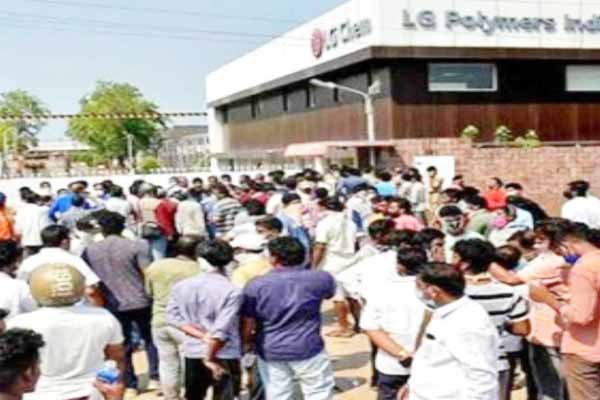 गैस लीक: शवों के साथ कंपनी के बाहर प्रदर्शन परिजन बोले,कंपनी बंद होने तक नहीं करेंगे अंतिम संस्कार गैस लीक: शवों के साथ कंपनी के बाहर प्रदर्शन परिजन बोले,कंपनी बंद होने तक नहीं करेंगे अंतिम संस्कार