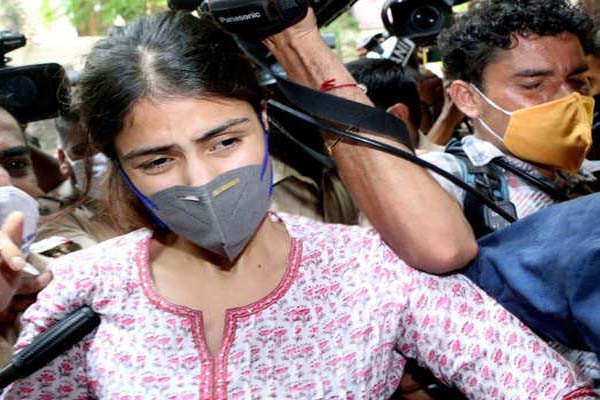 अभिनेत्री रिया को 14 दिन की न्यायिक हिरासत में भेजा अभिनेत्री रिया को 14 दिन की न्यायिक हिरासत में भेजा