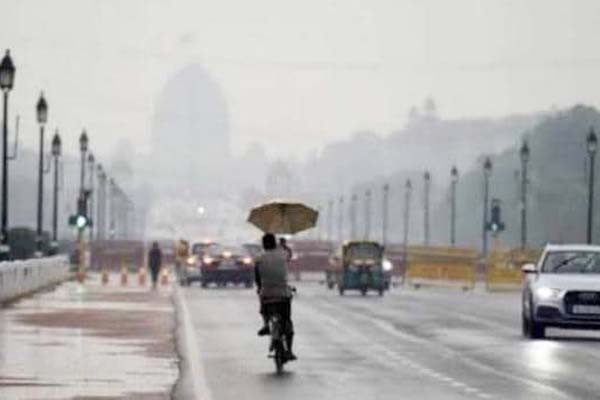 दिल्ली में हल्की बारिश से बदला मौसम का मिजाज दिल्ली में हल्की बारिश से बदला मौसम का मिजाज