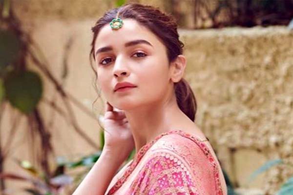 आलिया भट्ट के वेस्टर्न लुक से कहीं ज्यादा उनके एथनिक लुक पर फिदा हुए रणबीर आलिया भट्ट के वेस्टर्न लुक से कहीं ज्यादा उनके एथनिक लुक पर फिदा हुए रणबीर