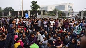 जेएनयू में बढ़ाई गई फीस हो सकती है वापस जेएनयू में बढ़ाई गई फीस हो सकती है वापस