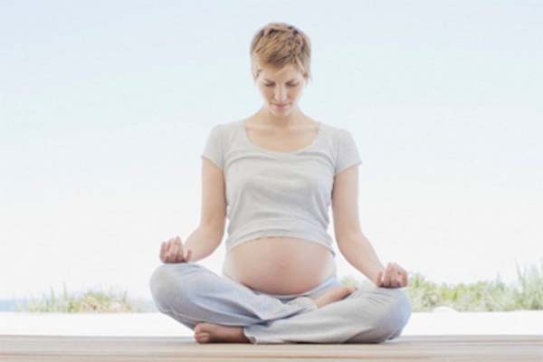 गर्भावस्था में तनावरहित रहने करें ध्यान और योग 