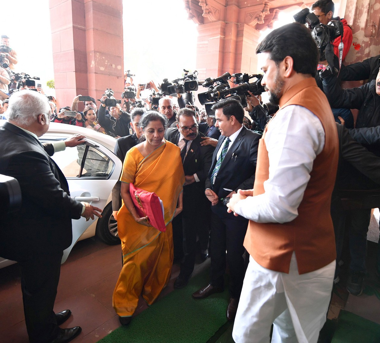नई ‎‎दिल्ली में श‎निवार को वित्त मंत्री निर्मला सीतारमण लोकसभा में वित्त वर्ष 2020-21 का बजट पेश करने जाते हुए