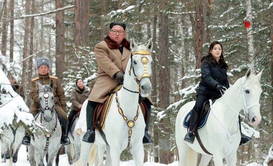 पयोंगयांग उत्तर कोरिया में उत्तरकोरियार् नेता किम जोंग उन घुड़सवारी करते हुए अपने पिता के जन्मस्थान की ओर जाते हुए। 
