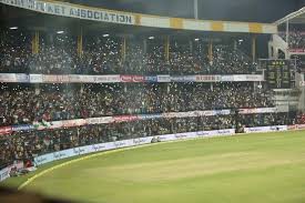 दर्शकों ने फ्लैश लाइट ऑन कर की भारतीय टीम को हौंसला अफजाई दर्शकों ने फ्लैश लाइट ऑन कर की भारतीय टीम को हौंसला अफजाई