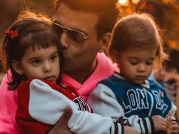 करण जौहर अपने बच्चों के साथ बीता रहे समय -दोनों बच्चे रूही और यश कर रहे हैं डांस करण जौहर अपने बच्चों के साथ बीता रहे समय -दोनों बच्चे रूही और यश कर रहे हैं डांस