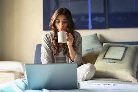 लैपटॉप से बिस्तर पर बैठकर काम करने से हो सकता है नुकसान -भूलकर भी न करें ये गलतियां लैपटॉप से बिस्तर पर बैठकर काम करने से हो सकता है नुकसान -भूलकर भी न करें ये गलतियां