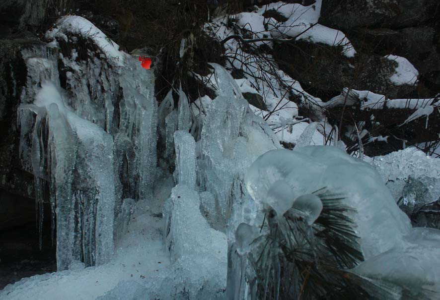 श्रीनगर में कड़ाके की सर्दी से पहाड़ों से निकलने वाले झरने भी बर्फ में तब्दील हो गये हैं। 