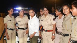 रानी मुखर्जी ने रात्रि गश्ती के समय पुलिस टीम से मुलाकात की