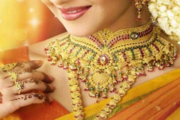 आभूषणों की चमक बरकरार रखने करें ये उपाय आभूषणों की चमक बरकरार रखने करें ये उपाय