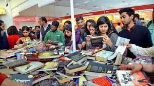 पुस्तक मेले में दूर शहरों से भी आ रहे लोग पुस्तक मेले में दूर शहरों से भी आ रहे लोग