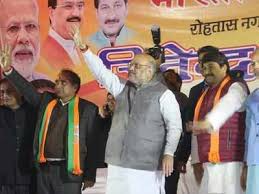 अमित शाह की सभा में सीएए का विरोध कर रहे युवक को पीटा अमित शाह की सभा में सीएए का विरोध कर रहे युवक को पीटा