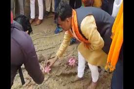 दिल्ली चुनाव: कीचड़ में कमल खिला रहे भाजपा प्रत्याशी दिल्ली चुनाव: कीचड़ में कमल खिला रहे भाजपा प्रत्याशी