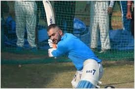 धोनी ने झारखंड रणजी टीम के साथ की प्रैक्टिस धोनी ने झारखंड रणजी टीम के साथ की प्रैक्टिस