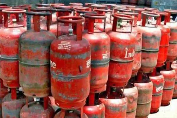 गैस सिलेंडर की कीमत में बदलाव नहीं गैस सिलेंडर की कीमत में बदलाव नहीं