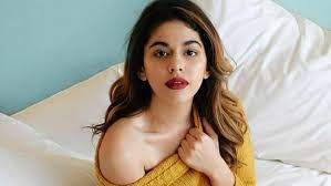 ग्लेमर की दुनिया में छा गई अलाया फर्नीचरवाला ग्लेमर की दुनिया में छा गई अलाया फर्नीचरवाला